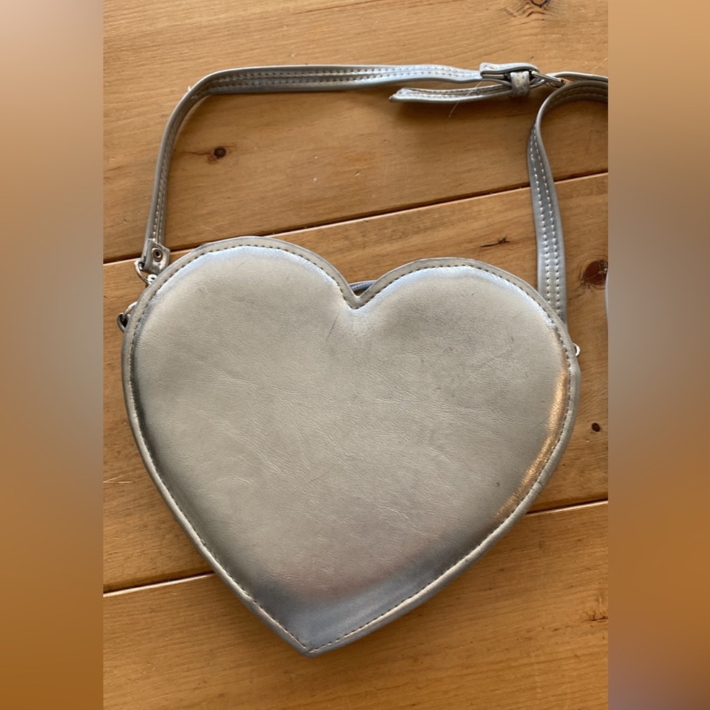 Metallic silver heart shaped purse